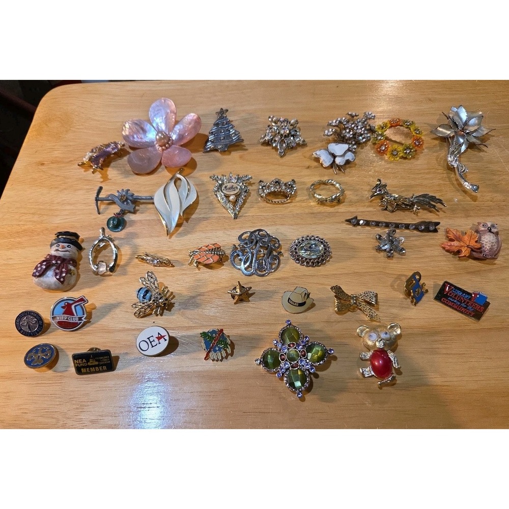 Lot Of 35 Vntg Brooches And Pins Vntg Jewelry Box Dump